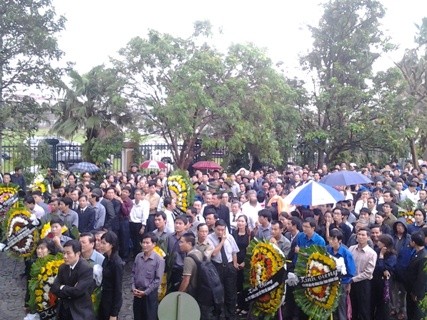 Bất chấp trời mưa, hàng ngàn người dân Quảng Bình vẫn đang đứng chờ vào viếng Đại tướng.